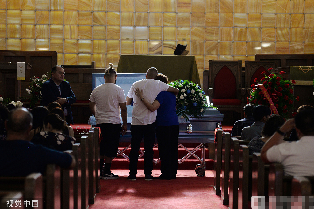 美国得州枪击案遇难者葬礼现场 亲友拥抱哭泣