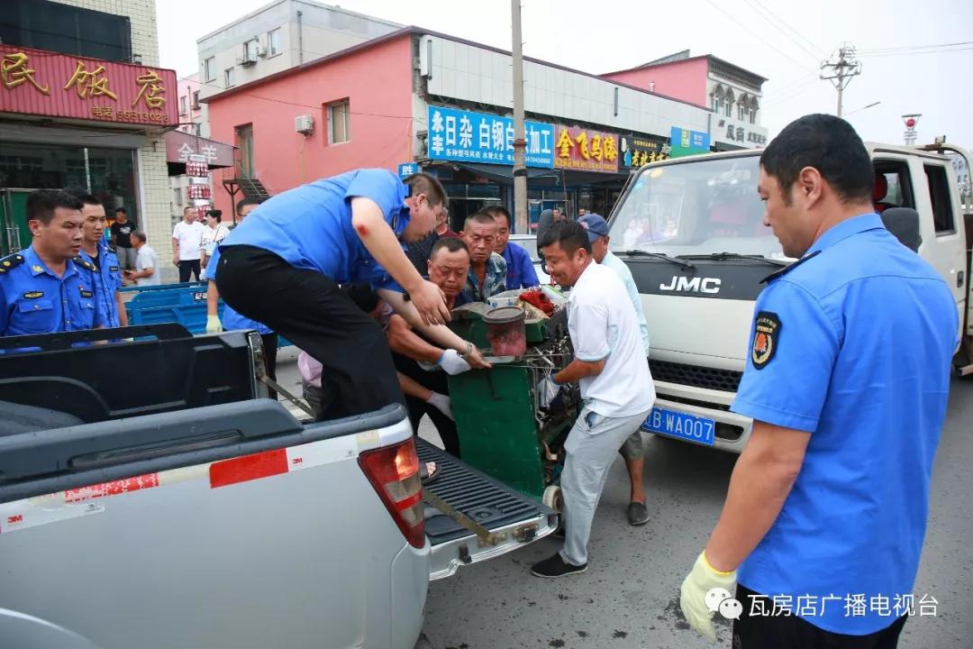 聯合執法人員找上門瓦房店男子抄起兩把刀砍向