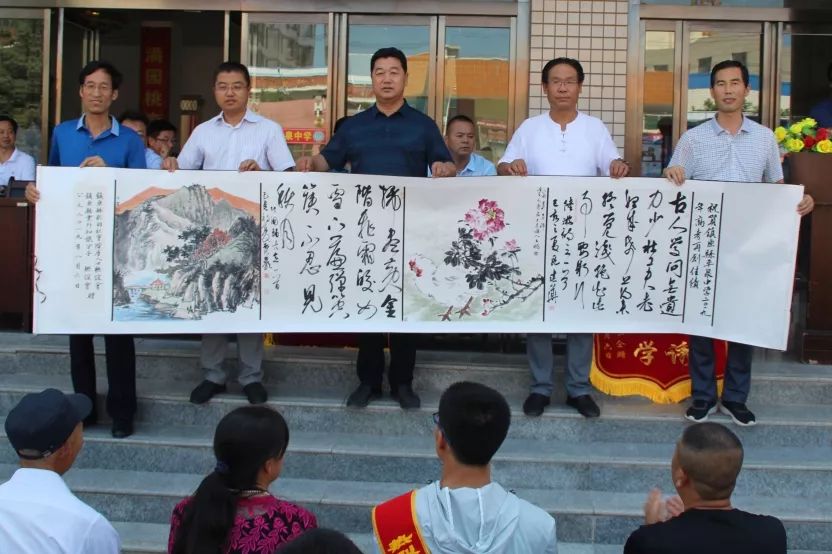 镇原平泉中学举行捐资助学仪式:清华录取生王少儒及父母戴红花