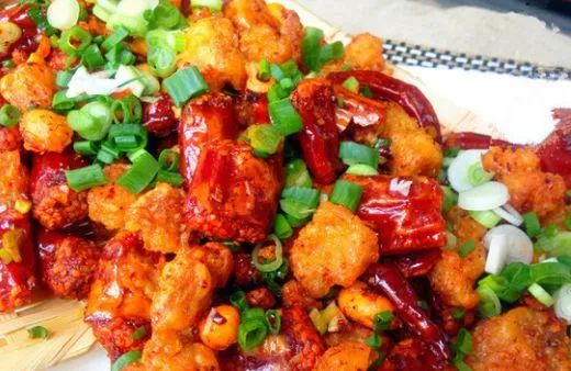 花椒面,味精,白糖,关火,炒均匀之后起锅即可5,炒香之后,把香辣酥和