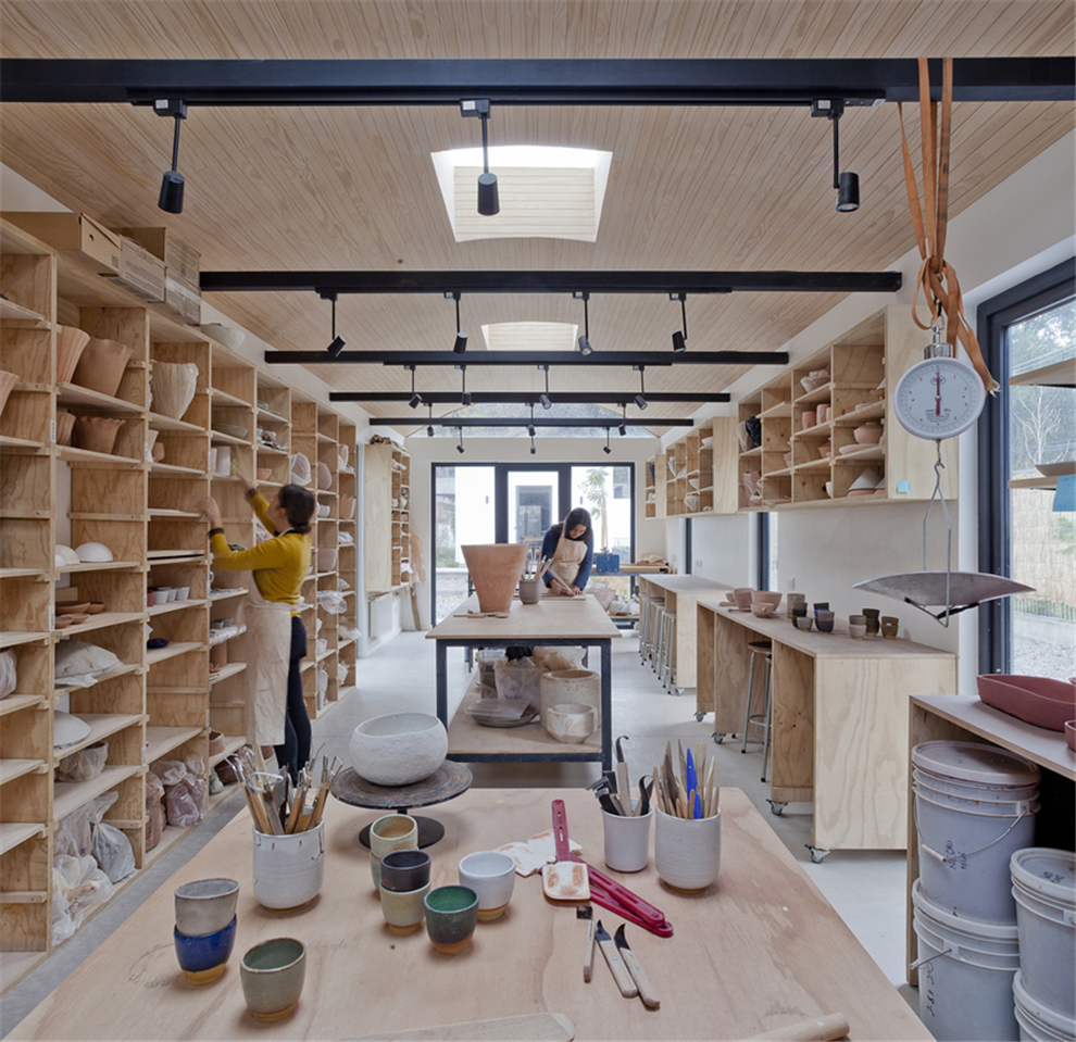 这栋建筑是为一位年轻陶艺家设计的工作室,也是为其不断成长的家庭所