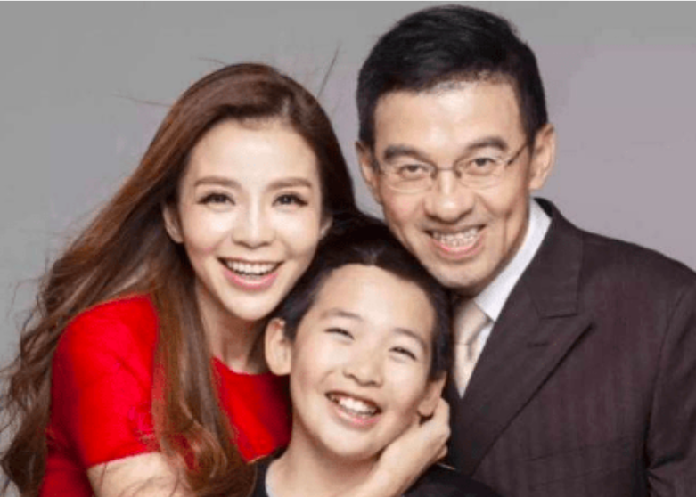 央视3对夫妻主持人朱迅老公大她8岁他隐婚19年老婆超美