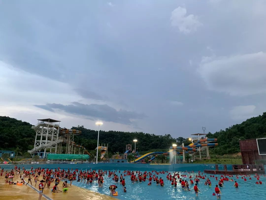 采用目前世界上最先进的真空虹吸造浪技术,使瞬间浪高达2-3米,适合