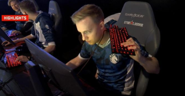 栓狙大魔王来袭jeemzz中国直播首秀网友键盘还抗在肩上玩