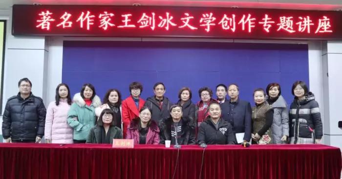 《陕州地坑院》是著名作家王剑冰在2016年9月3日发表于《人民日报》