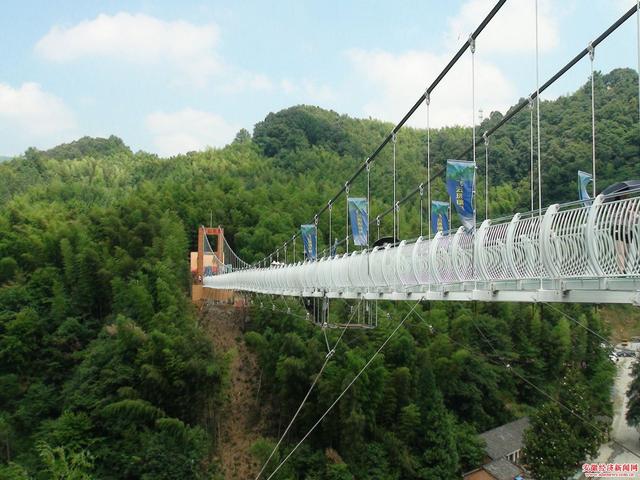 霍山县大峡谷景区飞云玻璃吊桥开通迎宾