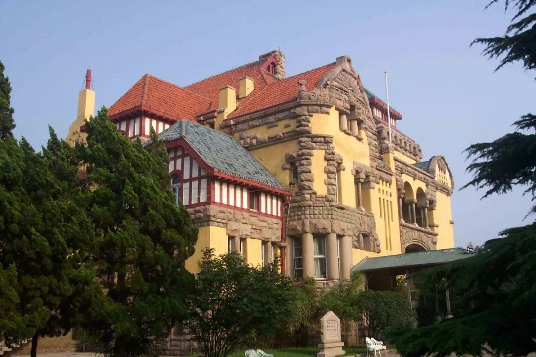 从外形来看,德国总督府旧址虽然是欧式建筑却有着欧式建筑风格带有