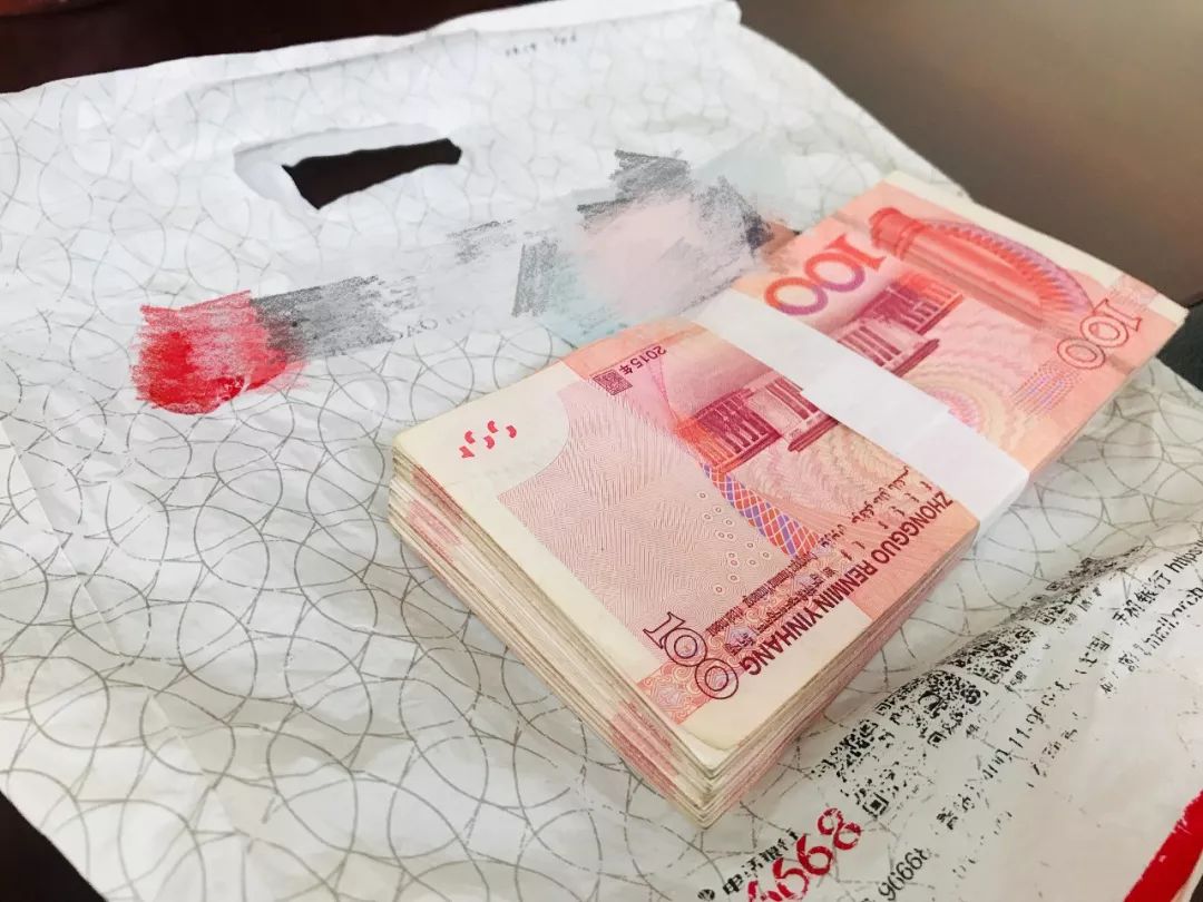 海安公交司乘拾金不昧 万元现金失而复得!