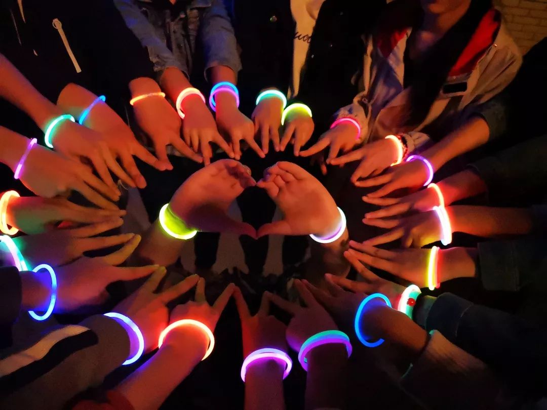 七夕荧光夜跑在黑夜中与你牵手