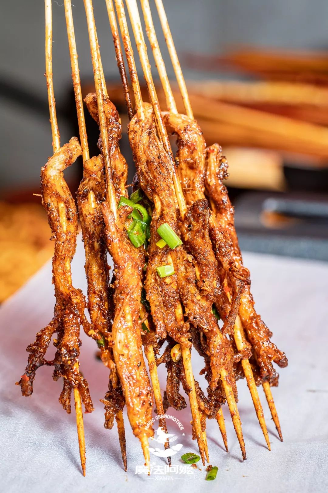 猪鼻筋香味瞬间又提高了一个层次肉串均匀的裹上了辣椒面和花生粉在