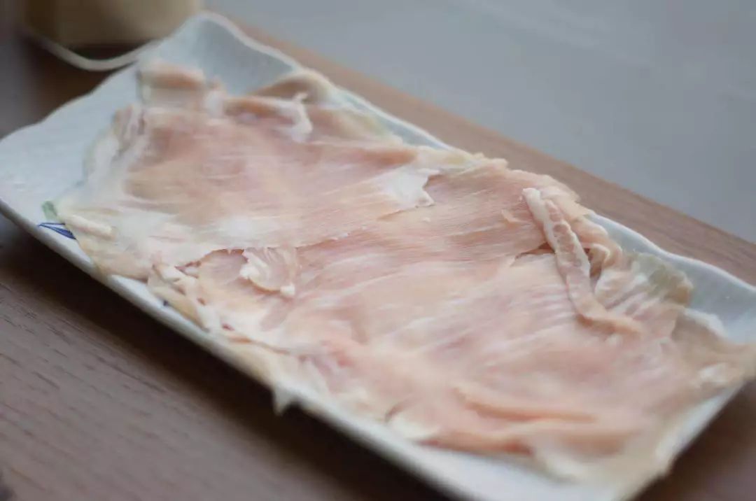 店里的黑豚肉是进口的,每一片都有好看的梅花形纹理,浅浅的粉色惹人爱