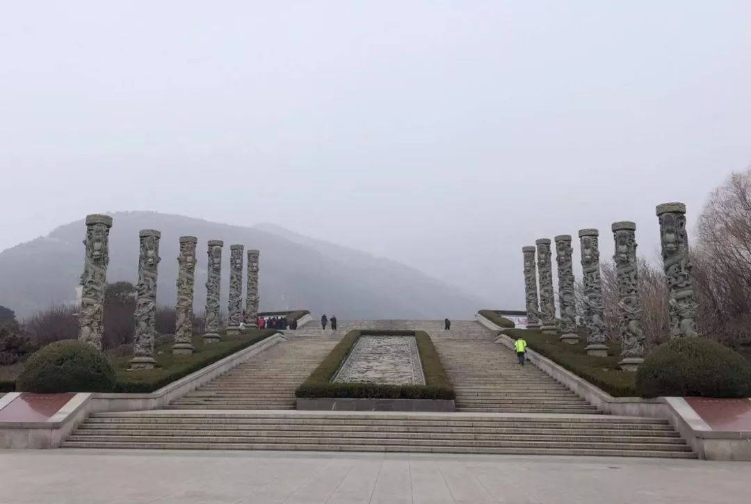 御路踏跺:一般用于宫殿与寺庙建筑,这种台阶中的斜道又称辇道,御路,陛