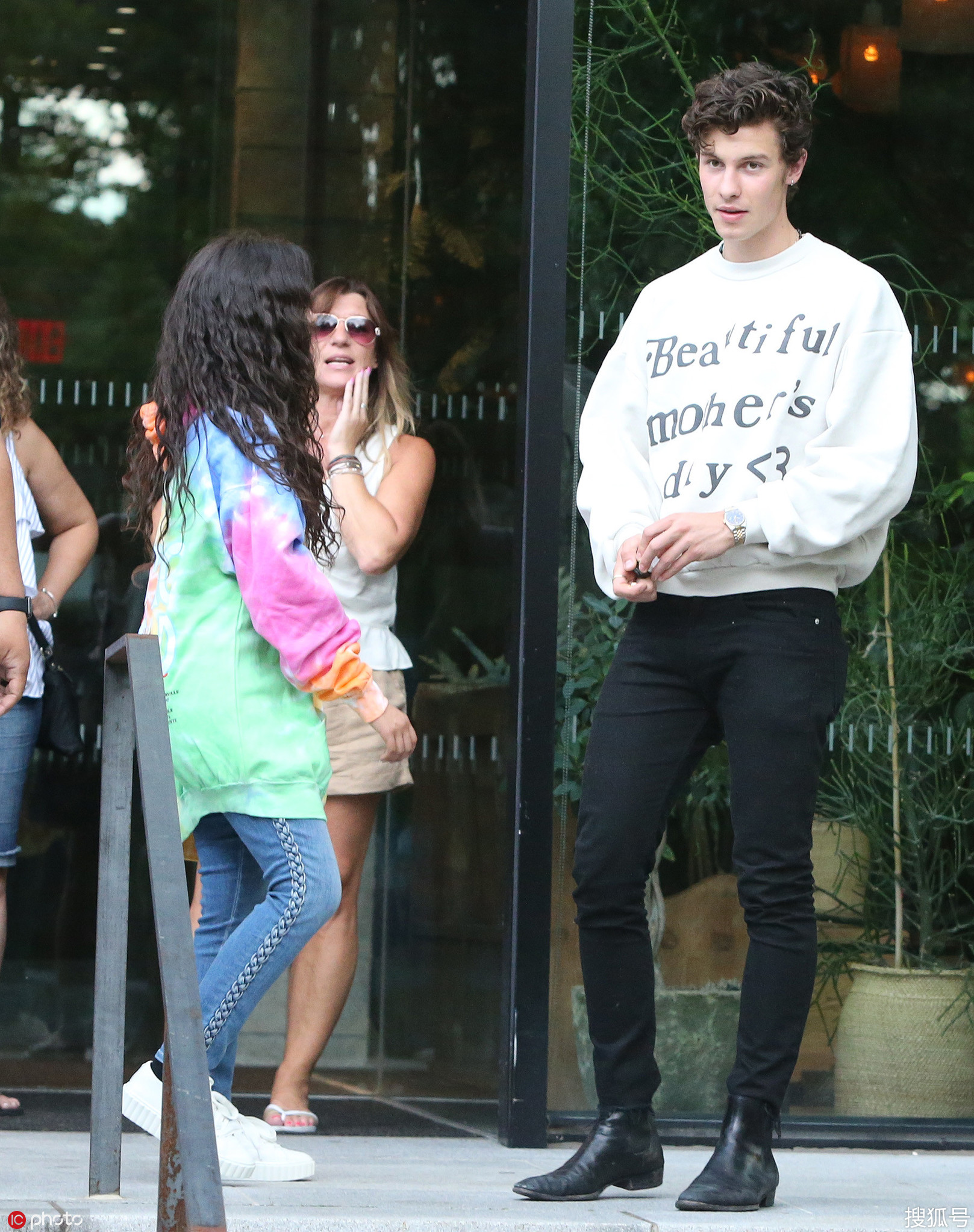 萌德带卡妹"见家长",还穿着表白妈妈的卫衣