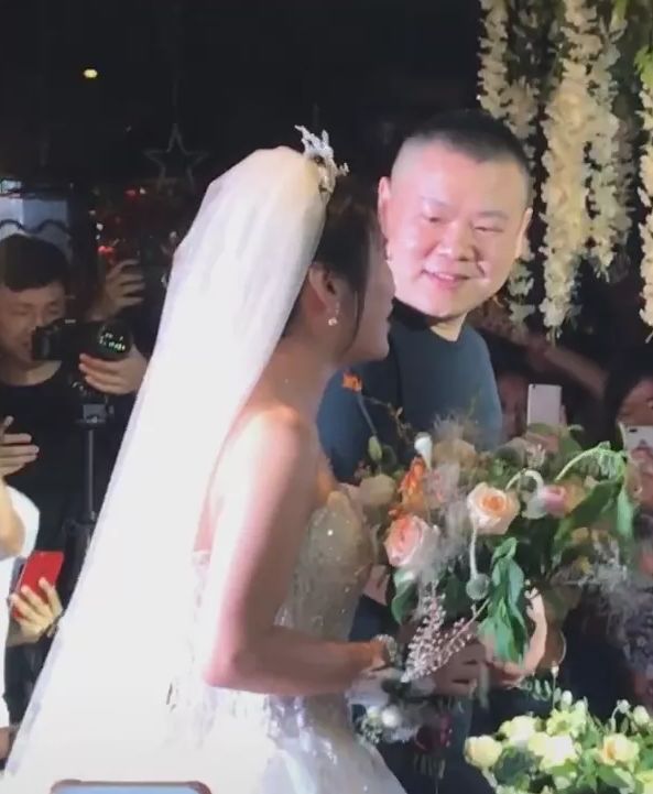 婚礼上岳云鹏牵着姐姐当看见姐姐正脸后网友懵了是亲姐吗