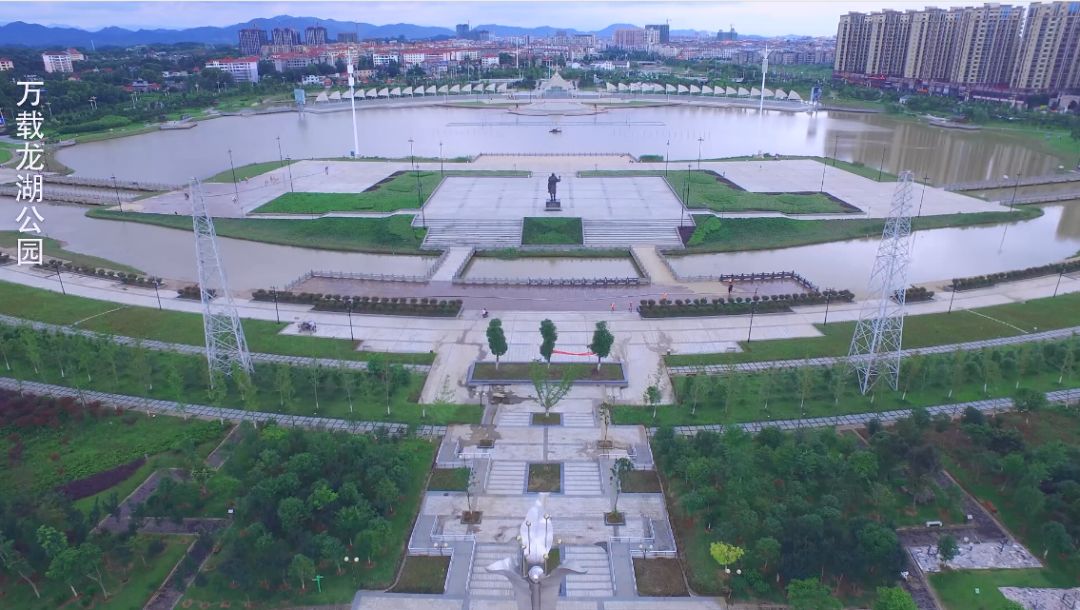 万载龙湖公园在快闪的最后,大家一起举起了准备已久的五星红旗,一起