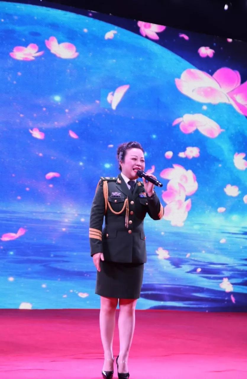 国防大学政治学院青年歌唱家万林媚是安徽的姑娘,她怀着无限深情演唱