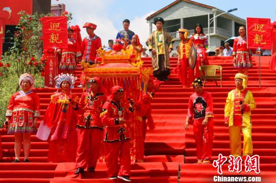 土家族青年湖北恩施趕場相親傳統婚俗傳承300餘年