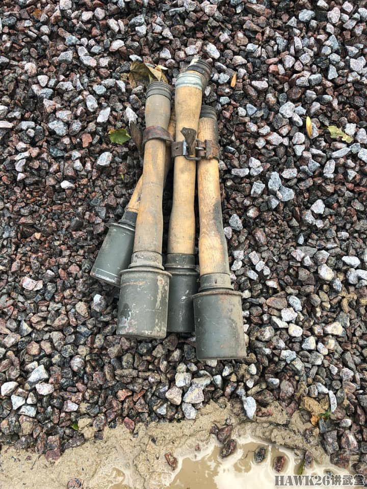 4枚用皮带拴在一起的德国m24木柄手榴弹.