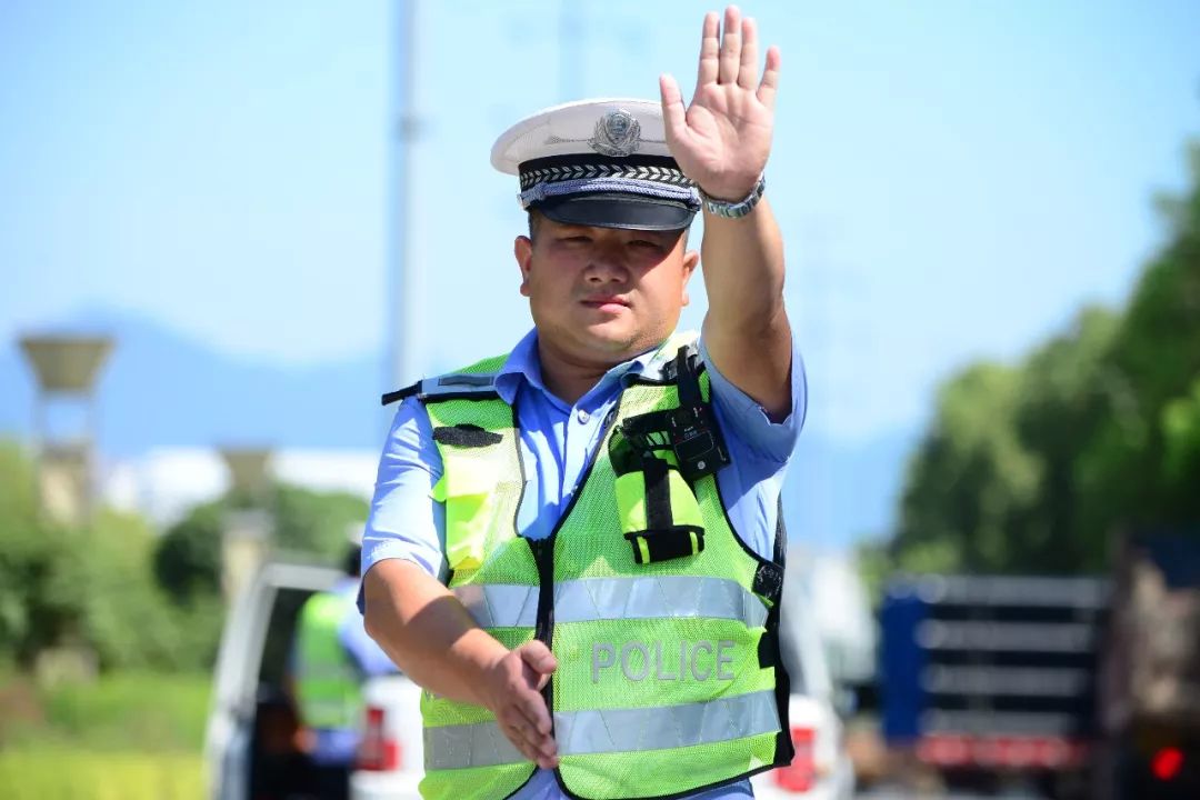 烈日灼身,平安在心——武宁交警高温执勤掠影