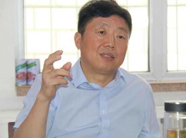 乌鲁木齐市私营个体企业协会会长孙云,副会长郭向阳(新疆华凌工贸