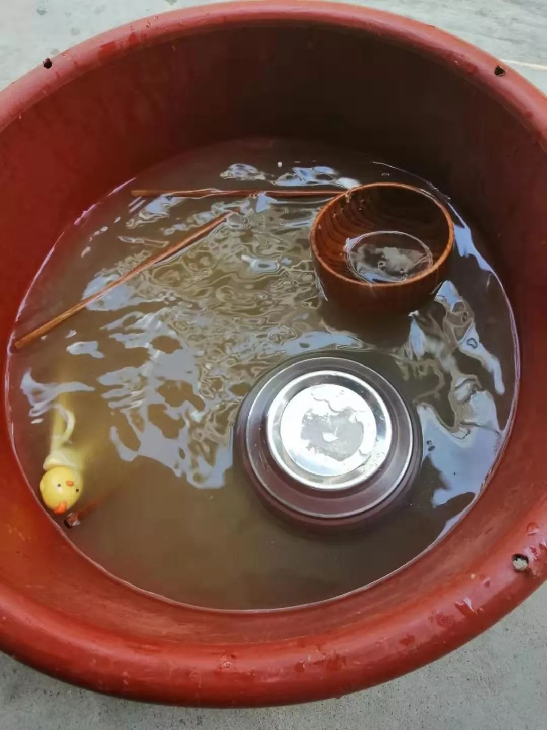 想象力丰富的他们还说这是在用红糖水等鱼(碗筷)上钩,第一道水开膛破