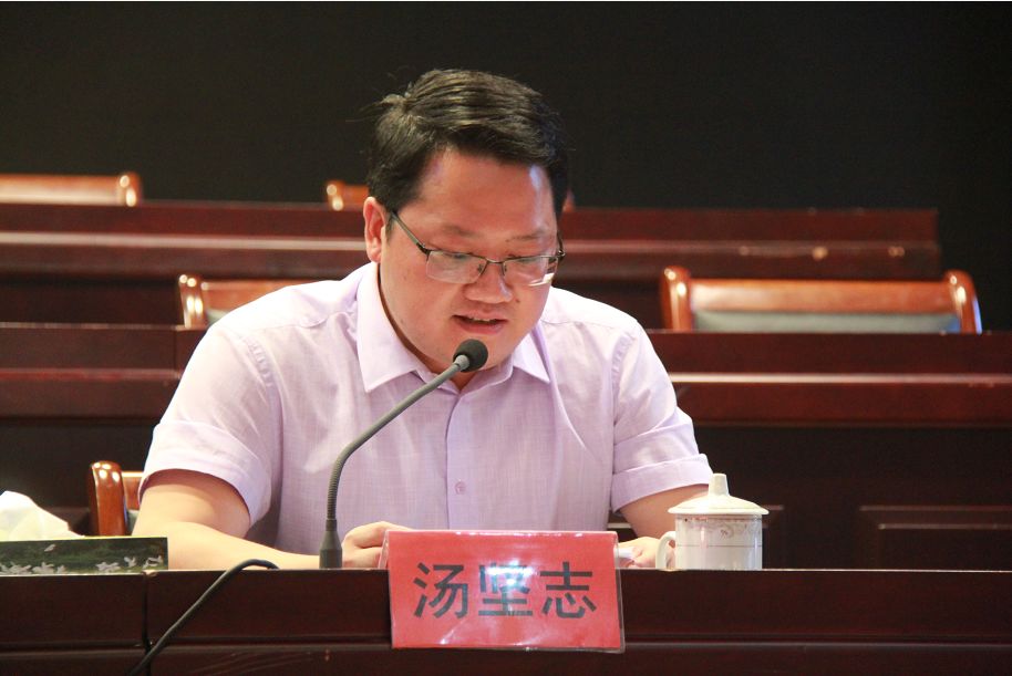 会上,镇长汤坚志就此次台风防御工作进行部署,他指出:一是思想上要