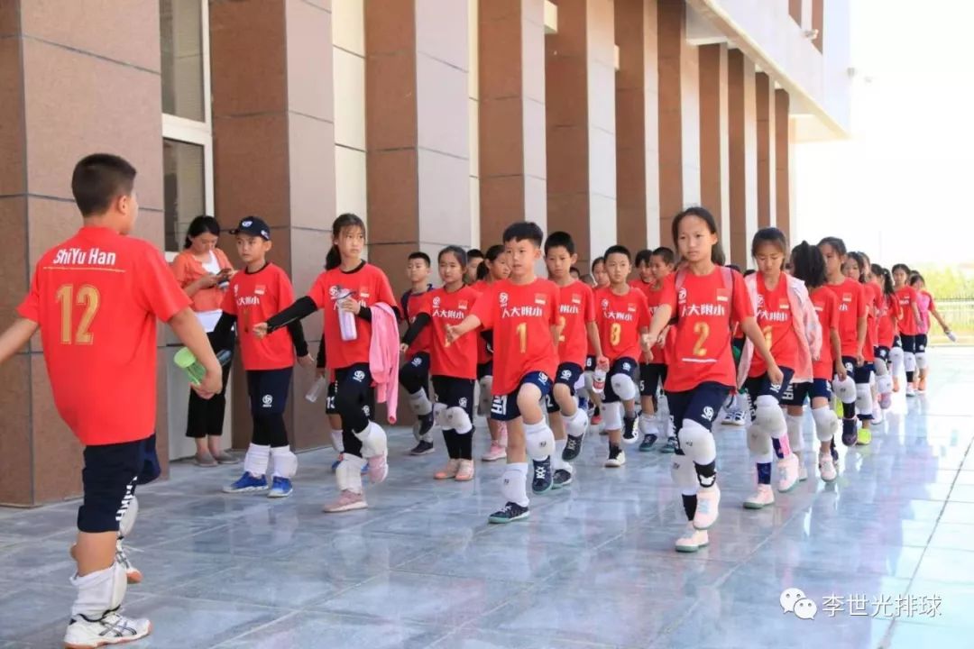 67人大附小排球小将勇夺三冠