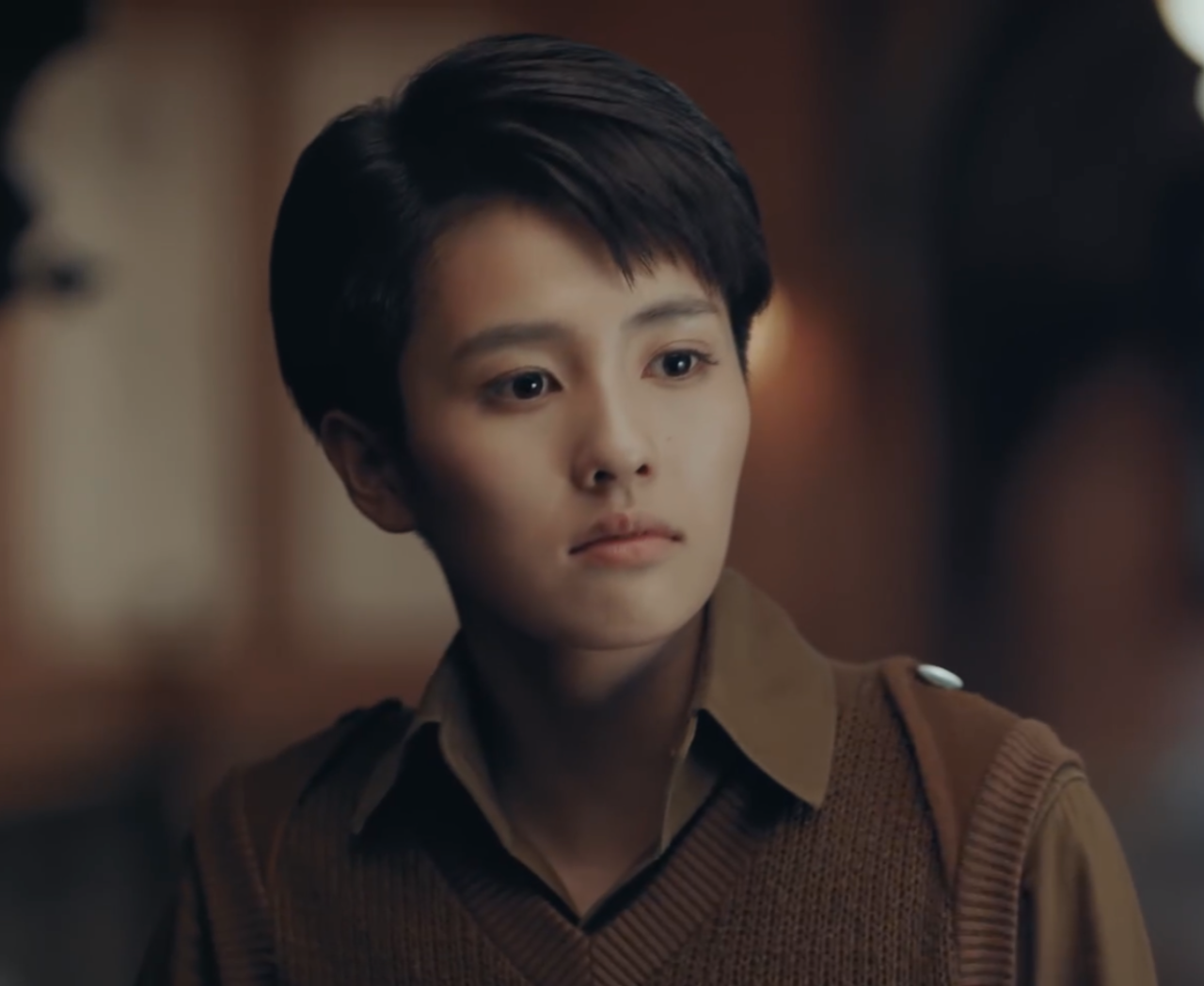 《烈火军校》中女主角谢襄冒用亡兄谢良辰之名,女扮男装加入军校,更多