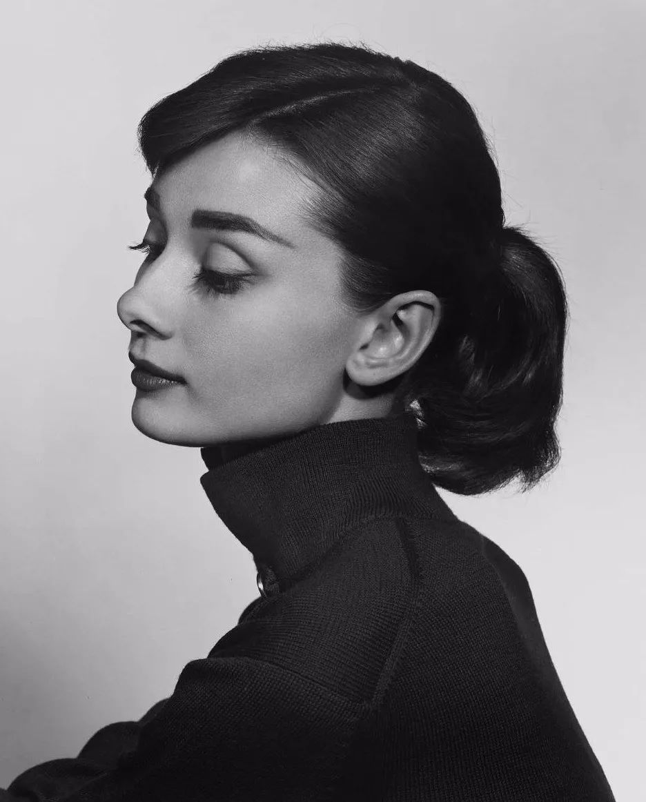 audrey hepburn, photo by yousuf karsh, 1956赫本经典的侧颜留影