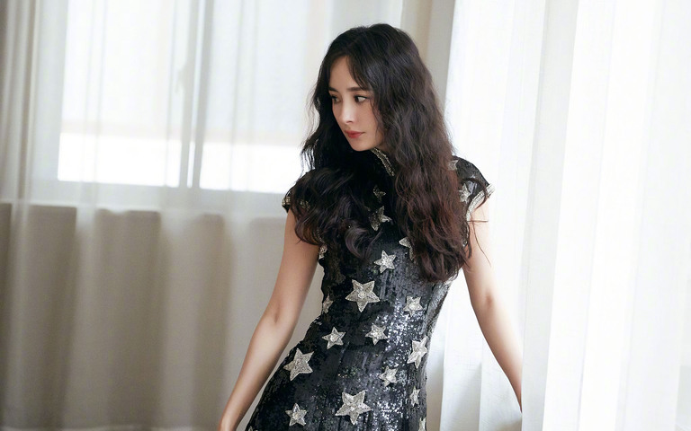 杨幂卷发造型赏,星星旗袍韵味独特,身材依然养眼