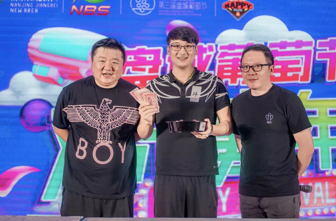 大聪,薛子的到达现场南京广播电台《欢乐点点》主持人上午十一点押宝