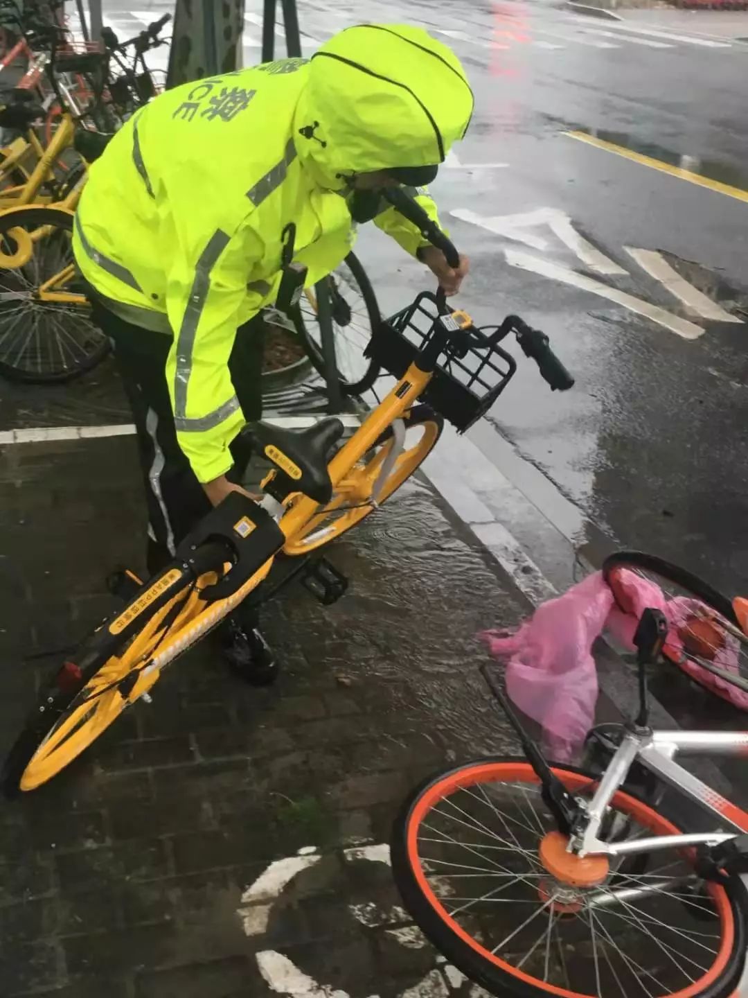 迎戰颱風因為有你不懼風雨上海公安迎戰颱風保平安