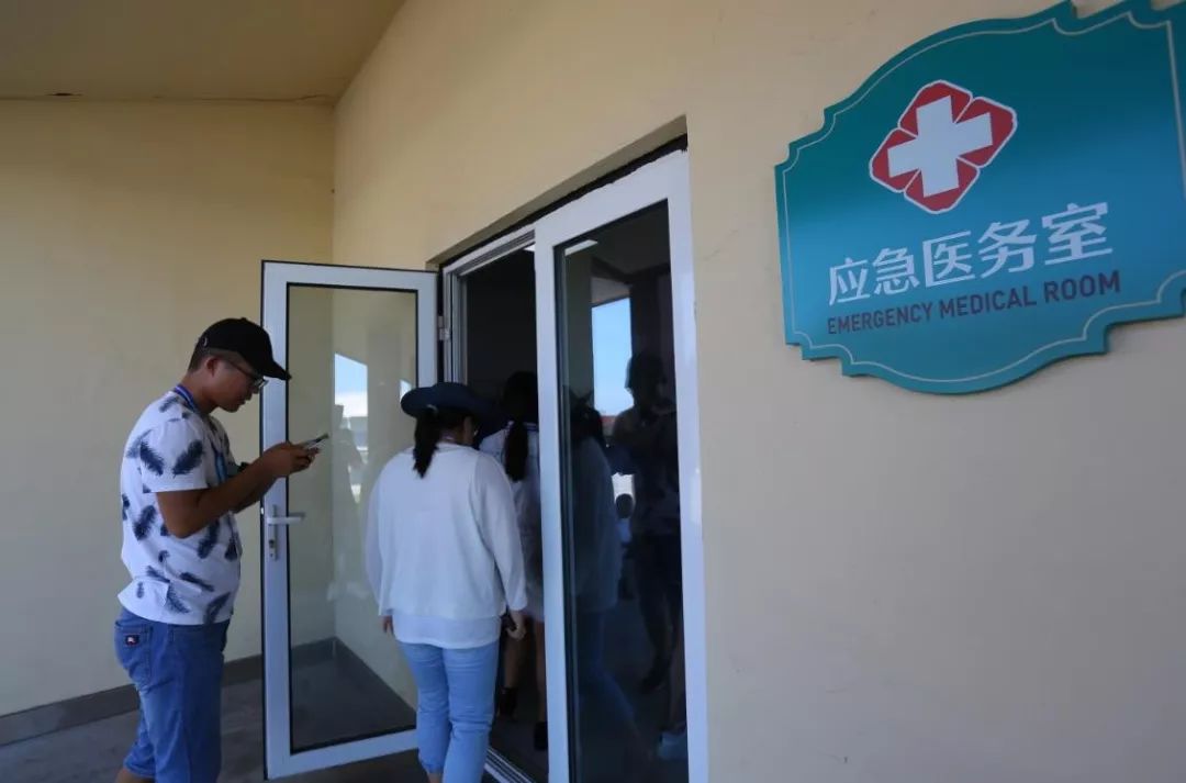 西海岸新区金沙滩啤酒城为游客撑起医疗卫生保障大伞