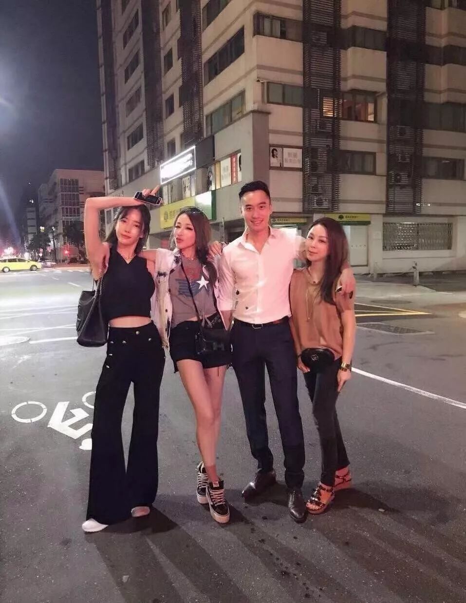 秦奋美娜复合潘南奎萧亚轩合照戚殿上相亲节目孙一冰买热搜易烫化妆