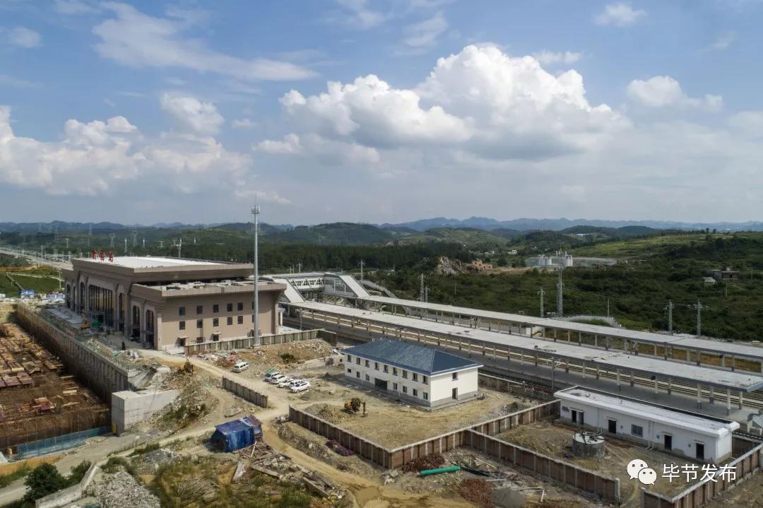 成贵高铁黔西站(无人机拍摄)8月8日,成贵高铁黔西站各项工程建设进入