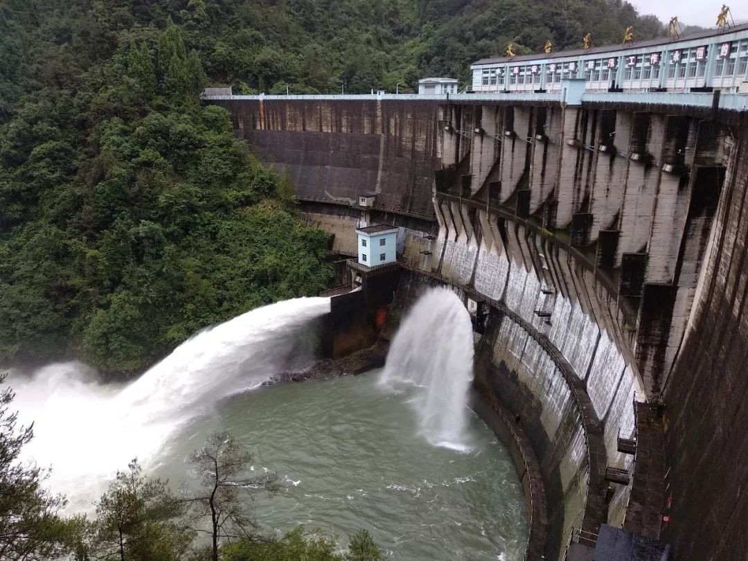 天台里石门水库泄洪严格落实受台风影响地区的在建水利工程度汛措施