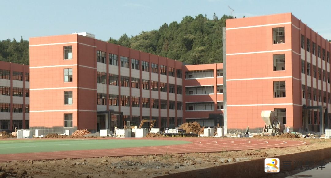 彭泽珍珠湖小学:工人们挥汗如雨 建设美丽新校园