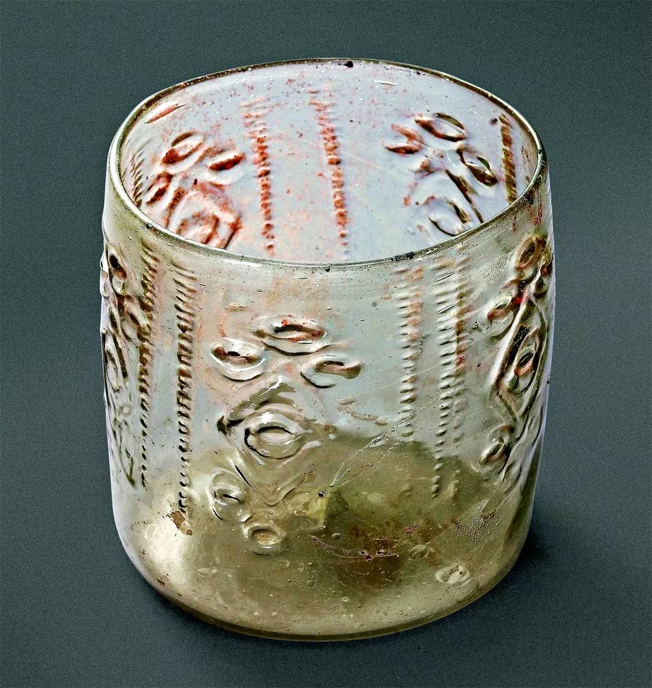 法门寺出土的菱形双环纹直筒琉璃杯,晶莹可爱.