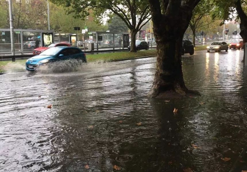 大風降溫加降雨,那都不是冷冷的冰雨在臉上胡亂地拍了,而是冷冷的冰棍