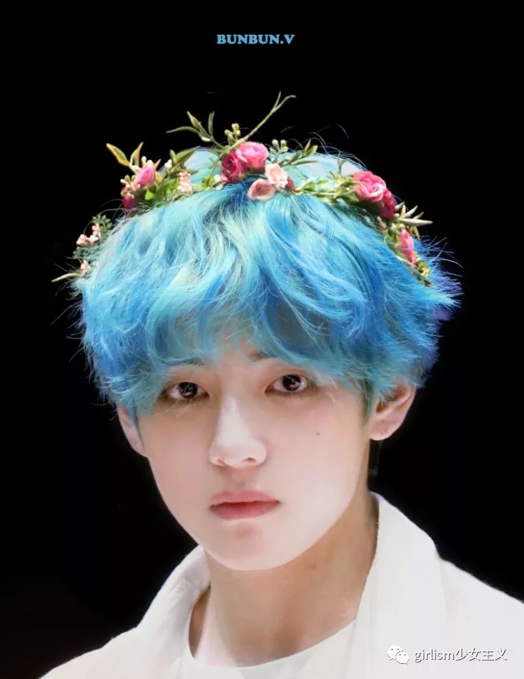 金泰亨的标志性蓝发让人印象深刻,渐变的染法兼具透明感与层次感.