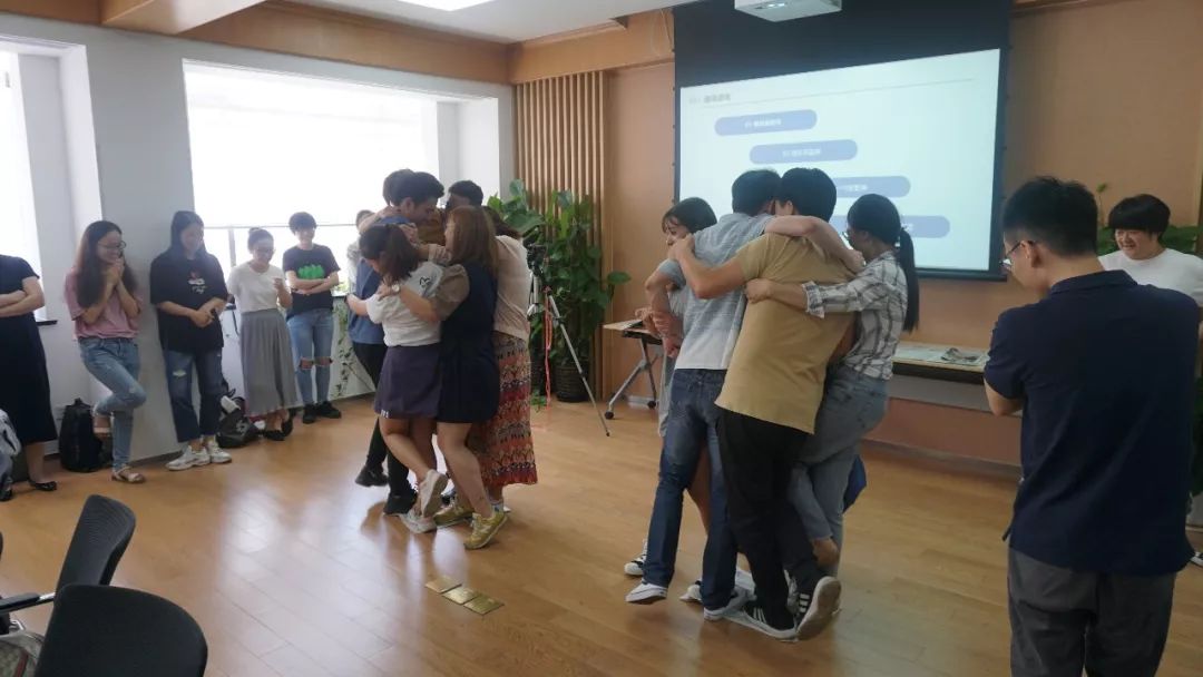 学员们通过游戏打破彼此之间的距离.