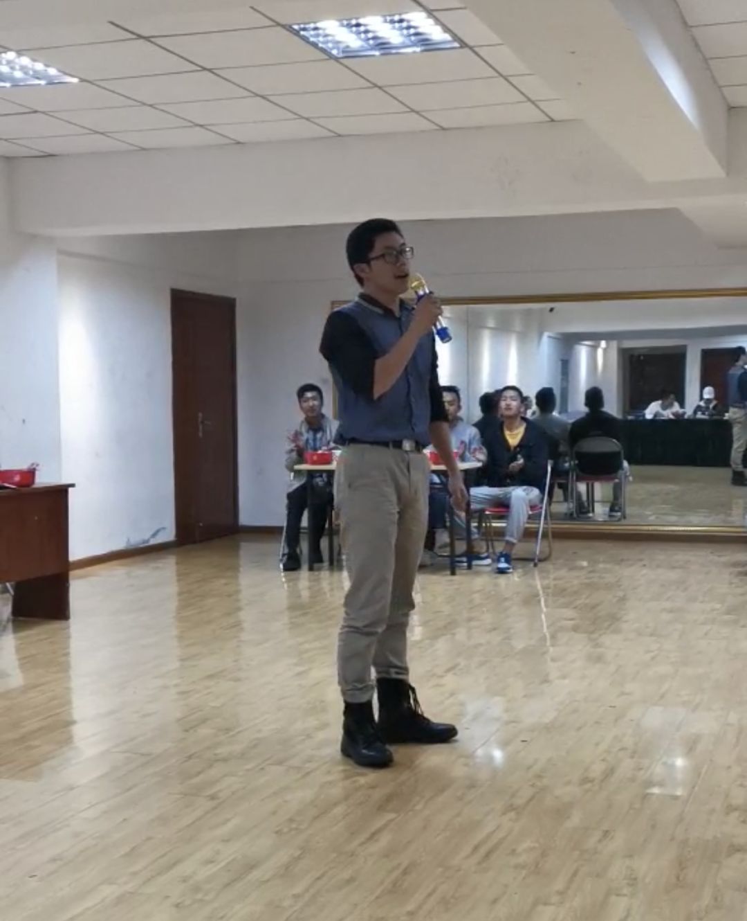 国旗飘扬在雪域高原收获