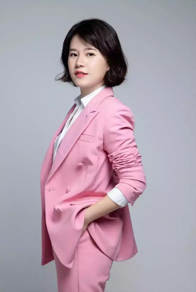 和主播康辉一起为12位晋级家国情怀全国演讲比赛的选手加油助威
