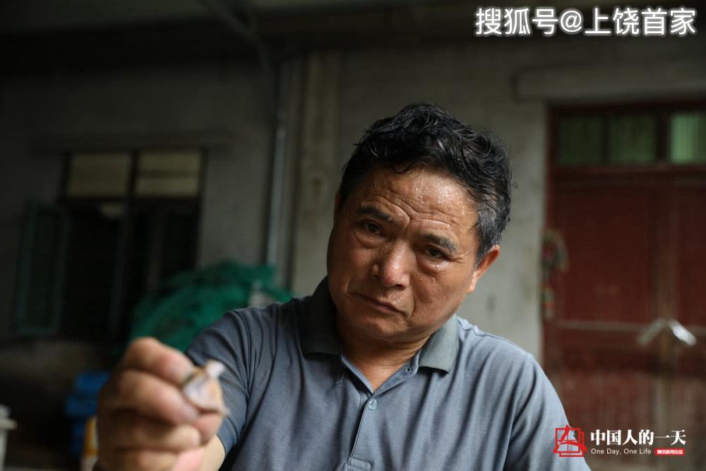 中国第一蛇村蛇王与死神擦肩而过取毒师一天收入上千元