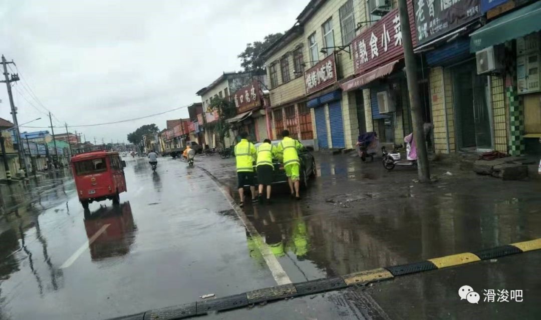 实拍暴雨狂击!滑县一夜之间许多车被淹!咋办?_车辆