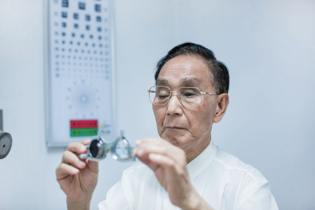 明末万历年间(约1618年),有一位名叫杨明远的人在长沙开办了一家眼镜