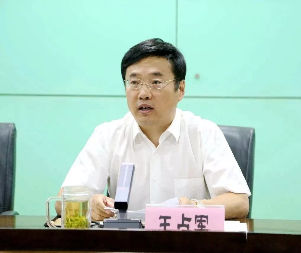 74党组副书记,副局长王占军主持会议李树海在会上讲话区人力社保局