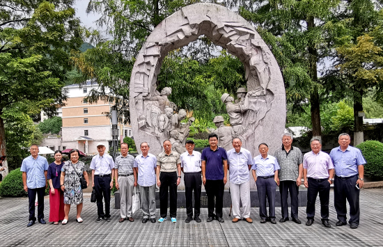 8月9日,在丽水市科协组织下,中科院院士陈颙,孙义燧,戎嘉余,王颖,郑有