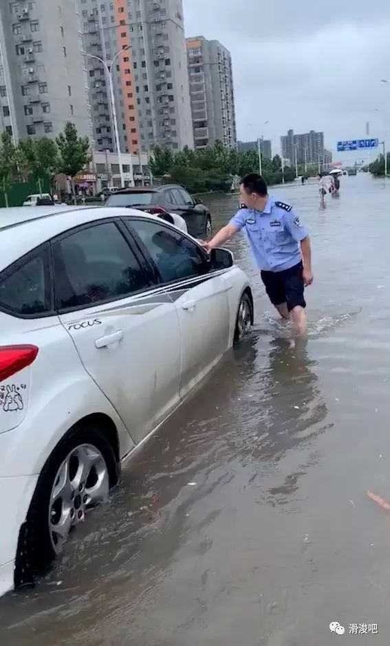实拍暴雨狂击!滑县一夜之间许多车被淹!咋办?_车辆