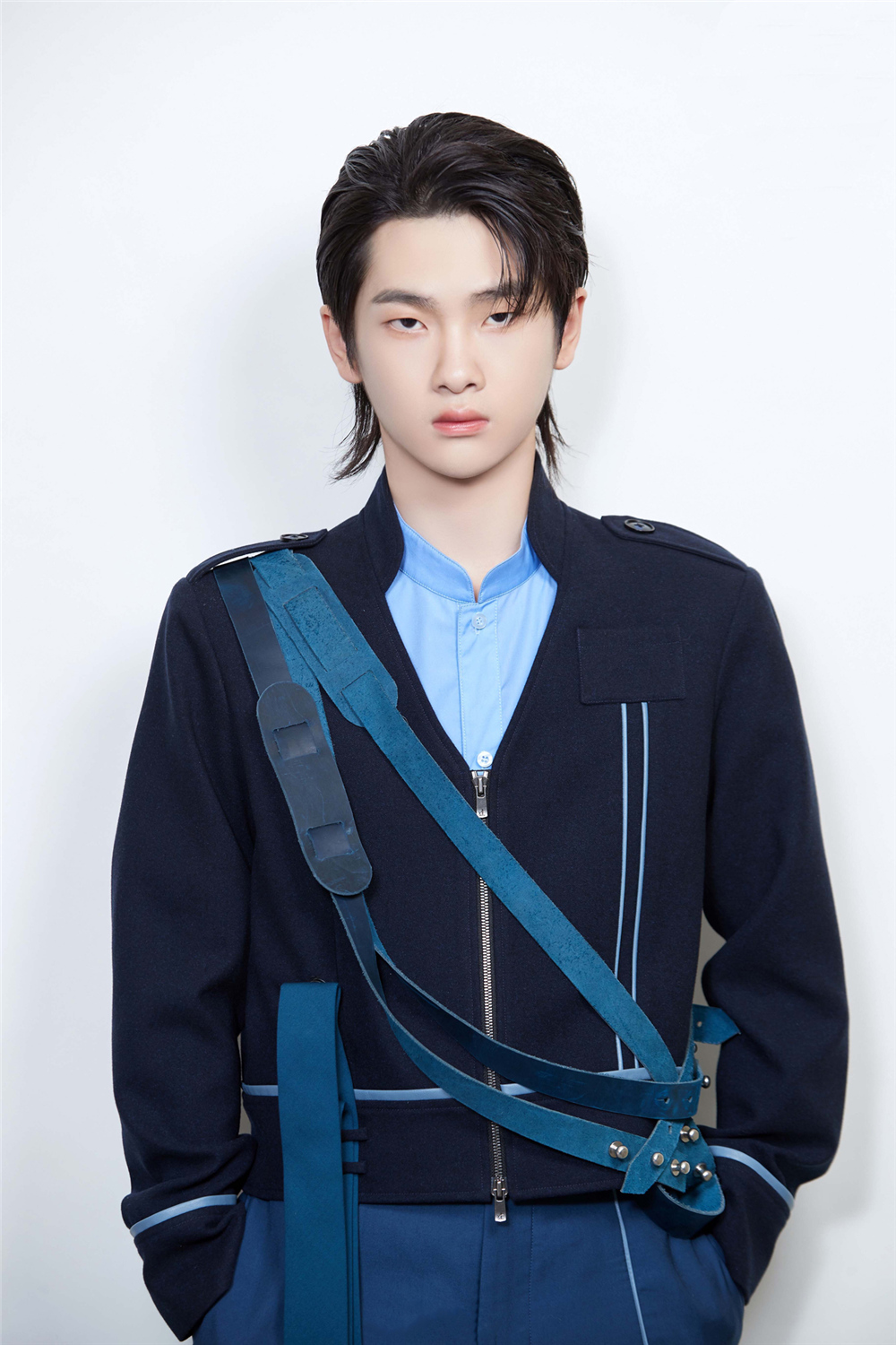 r1se全员工装风来袭西装配衬衫穿出满满少年感哪位是你蓝朋友